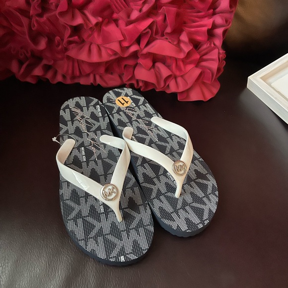 Michael Kors flip flop size 11 brand new color in navy And white - Picture 5 of 7